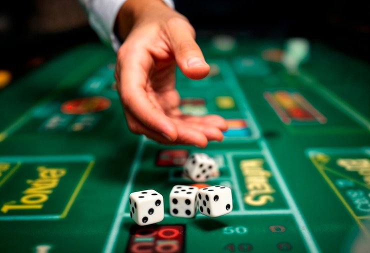 Lightning Roulette live-dealer table showing illuminated numbers and multiplier displays